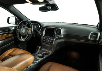 Подержанный автомобиль Jeep Grand Cherokee 2017 года (9 фото)