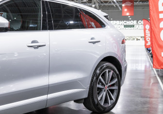 Подержанный автомобиль Jaguar F-Pace 2022 года (4 фото)