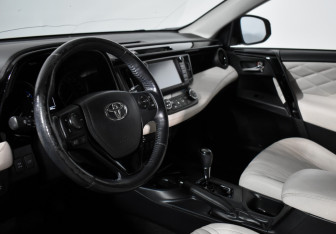 Подержанный автомобиль Toyota RAV4 2019 года (9 фото)