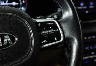 Подержанный автомобиль Kia Carnival 2021 года (27 фото)