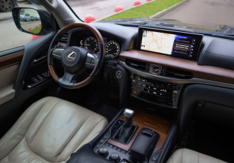 Подержанный автомобиль Lexus LX 2016 года (9 фото)