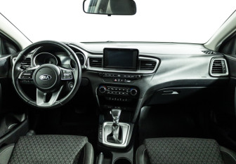 Подержанный автомобиль Kia Ceed Wagon 2019 года (13 фото)