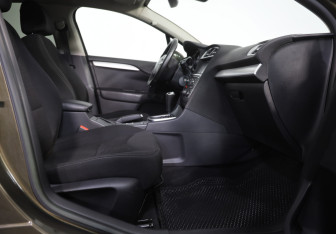 Подержанный автомобиль Citroen C4 Sedan 2013 года (20 фото)