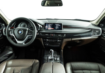 Подержанный автомобиль BMW X5 2015 года (13 фото)