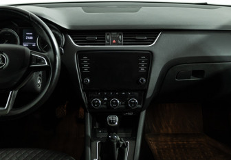 Подержанный автомобиль Skoda Octavia Liftback 2017 года (14 фото)