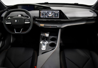 Подержанный автомобиль Changan UNI-V 2023 года (15 фото)