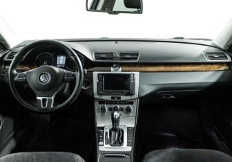 Подержанный автомобиль Volkswagen Passat Sedan 2011 года (13 фото)