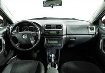 Подержанный автомобиль Skoda Fabia Hatchback 2008 года (13 фото)