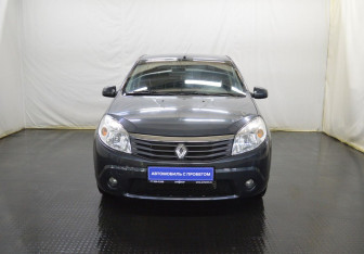 Подержанный автомобиль Renault Sandero 2011 года (2 фото)