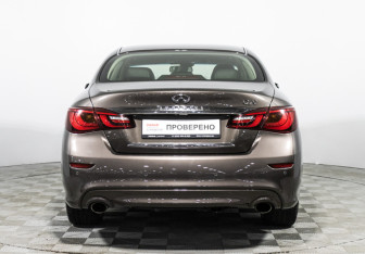 Подержанный автомобиль Infiniti Q70 2016 года (6 фото)