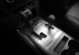 Подержанный автомобиль Mitsubishi Pajero 2013 года (14 фото)