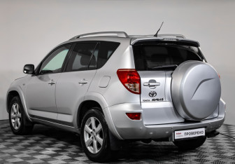 Подержанный автомобиль Toyota RAV4 2008 года (7 фото)