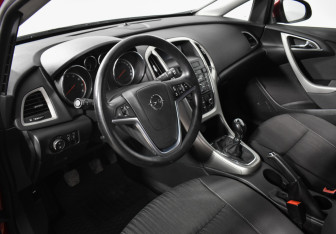 Подержанный автомобиль Opel Astra Hatchback 2011 года (9 фото)