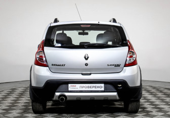 Подержанный автомобиль Renault Sandero 2014 года (6 фото)