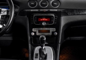 Подержанный автомобиль Ford Galaxy 2010 года (13 фото)