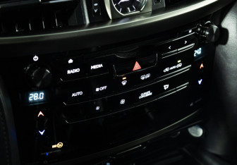 Подержанный автомобиль Lexus LX 2015 года (23 фото)