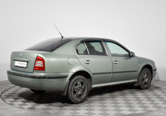Подержанный автомобиль Skoda Octavia Liftback 2003 года (5 фото)