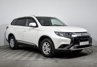 Подержанный автомобиль Mitsubishi Outlander 2019 года (3 фото)