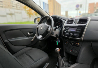 Подержанный автомобиль Renault Sandero 2016 года (9 фото)