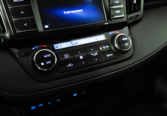 Подержанный автомобиль Toyota RAV4 2016 года (16 фото)