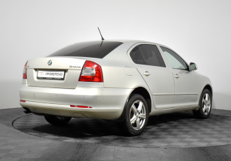 Подержанный автомобиль Skoda Octavia Liftback 2012 года (5 фото)