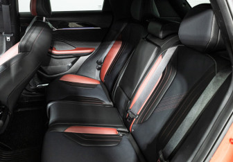 Подержанный автомобиль Geely Coolray 2023 года (10 фото)