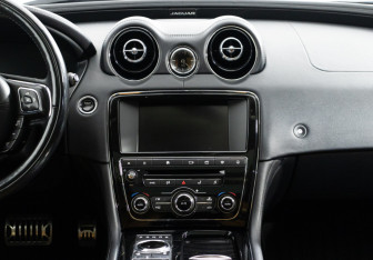 Подержанный автомобиль Jaguar XJ 2016 года (69 фото)