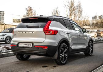 Подержанный автомобиль Volvo XC40 2021 года (5 фото)