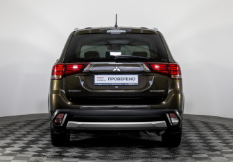 Подержанный автомобиль Mitsubishi Outlander 2016 года (6 фото)