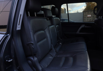 Подержанный автомобиль Toyota Land Cruiser Suv 2008 года (12 фото)