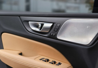 Подержанный автомобиль Volvo V60 Cross Country 2023 года (15 фото)