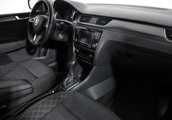 Подержанный автомобиль Skoda Rapid Liftback 2017 года (13 фото)