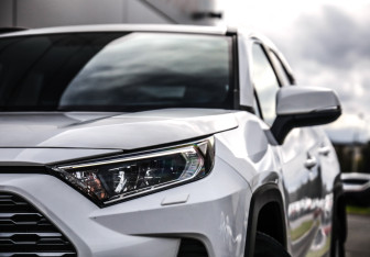 Подержанный автомобиль Toyota RAV4 2022 года (2 фото)