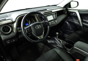 Подержанный автомобиль Toyota RAV4 2013 года (11 фото)