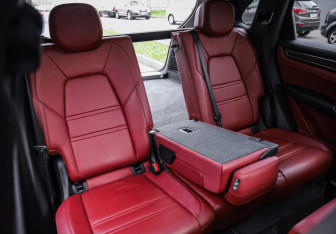 Подержанный автомобиль Porsche Cayenne 2018 года (34 фото)