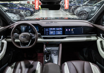 Подержанный автомобиль Geely Monjaro 2023 года (11 фото)