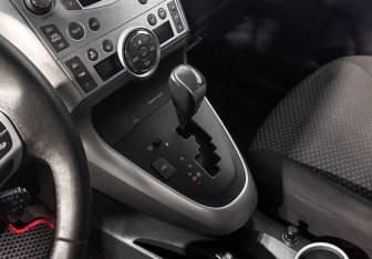 Подержанный автомобиль Toyota Verso 2010 года (10 фото)