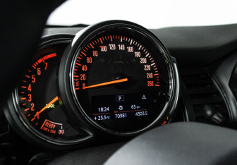 Подержанный автомобиль MINI Hatch 2018 года (12 фото)