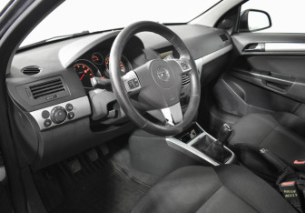 Подержанный автомобиль Opel Astra Sedan 2012 года (9 фото)