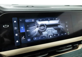 Подержанный автомобиль Geely Monjaro 2023 года (18 фото)