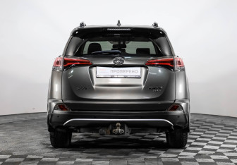 Подержанный автомобиль Toyota RAV4 2017 года (8 фото)