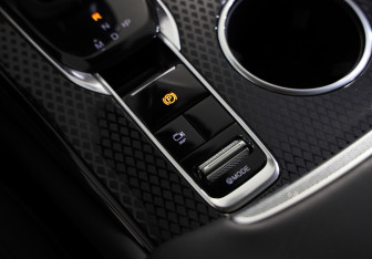 Подержанный автомобиль Hongqi HS3 2024 года (16 фото)