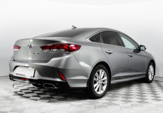 Подержанный автомобиль Hyundai Sonata 2018 года (10 фото)