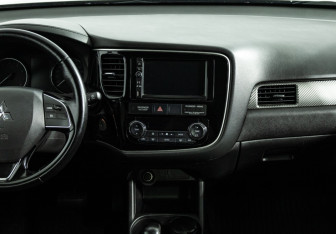 Подержанный автомобиль Mitsubishi Outlander 2016 года (14 фото)