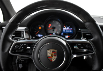 Подержанный автомобиль Porsche Macan 2015 года (18 фото)