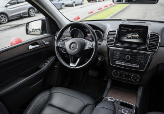Подержанный автомобиль Mercedes-Benz GLE 2016 года (12 фото)
