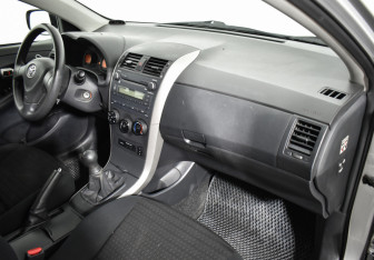 Подержанный автомобиль Toyota Corolla Sedan 2007 года (12 фото)