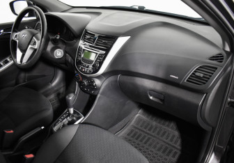 Подержанный автомобиль Hyundai Solaris Hatchback 2012 года (12 фото)