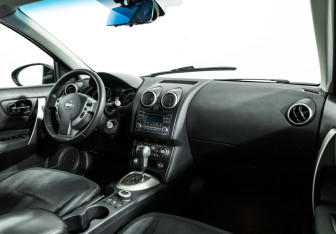 Подержанный автомобиль Nissan Qashqai+2 2010 года (9 фото)