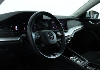 Подержанный автомобиль Skoda Octavia Liftback 2022 года (14 фото)
